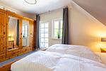 Schlafzimmer mit zwei Betten und Kleiderschrank - Meerzeit - Top-Hundeurlaub