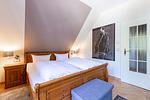 Schlafzimmer mit Doppelbett und modernem Design - Meerzeit - Top-Hundeurlaub