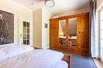 Gemütliches Schlafzimmer mit Holzschrank - Meerzeit - Top-Hundeurlaub