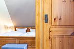 Schlafzimmer mit Holzverkleidung und gemütlicher Atmosphäre. - Meerzeit - Top-Hundeurlaub