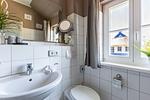 Helles Badezimmer mit modernem Waschbecken - Meerzeit - Top-Hundeurlaub