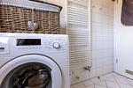 Badezimmer mit moderner Waschmaschine - Meerzeit - Top-Hundeurlaub