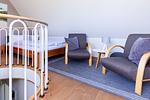 Schlafzimmer mit gemütlichen Sesseln und Bett - Meerzeit - Top-Hundeurlaub