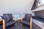 Ecke im Schlafzimmer mit Stühlen und Tisch - Meerzeit - Top-Hundeurlaub