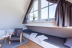 Helles Schlafzimmer mit Lesesessel und Fenster - Meerzeit - Top-Hundeurlaub