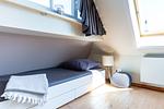 Schlafzimmer mit Einzelbett und Fenster - Meerzeit - Top-Hundeurlaub