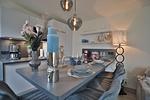 Nautic Lounge – Beach Garden: Stilvoll gedeckter Esstresen mit eleganter Deko und moderner Küche in Haffkrug. - Nautic Lounge - Beach Garden - Top-Hundeurlaub