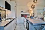 Nautic Lounge – Beach Garden: Moderne, voll ausgestattete Küche mit stilvollem Essbereich in Haffkrug. - Nautic Lounge - Beach Garden - Top-Hundeurlaub