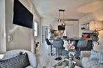 Nautic Lounge – Beach Garden: Heller Wohn- und Essbereich mit moderner Küche und stilvollem Ambiente in Haffkrug. - Nautic Lounge - Beach Garden - Top-Hundeurlaub