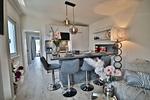 Nautic Lounge – Beach Garden: Moderner Essbereich mit Tresen, Design-Küche und gemütlicher Einrichtung in Haffkrug. - Nautic Lounge - Beach Garden - Top-Hundeurlaub