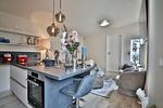 Nautic Lounge – Beach Garden: Offene Küche mit Essbereich und gemütlicher Sitzecke im modernen Ferienapartment Haffkrug. - Nautic Lounge - Beach Garden - Top-Hundeurlaub