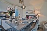 Nautic Lounge – Beach Garden: Design-Tresen mit stilvoll gedecktem Tisch und moderner Küche in Haffkrug. - Nautic Lounge - Beach Garden - Top-Hundeurlaub