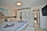 Nautic Lounge – Beach Garden: Schlafzimmer mit Doppelbett, Landhausstil-Schrank und TV in Haffkrug. - Nautic Lounge - Beach Garden - Top-Hundeurlaub