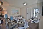 Nautic Lounge – Beach Garden: Gemütliche Wohnlandschaft mit Sofa und Sessel im stilvollen Apartment Haffkrug. - Nautic Lounge - Beach Garden - Top-Hundeurlaub