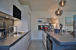 Nautic Lounge – Beach Garden: Moderne, offene Küche mit Essbereich im stilvollen Apartment Haffkrug. - Nautic Lounge - Beach Garden - Top-Hundeurlaub