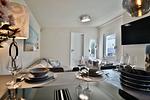 Nautic Lounge – Beach Garden: Heller Wohnbereich mit gemütlichem Sofa und moderner Sitzecke im Apartment Haffkrug. - Nautic Lounge - Beach Garden - Top-Hundeurlaub