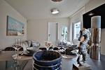 Nautic Lounge – Beach Garden: Stilvoll gedeckter Esstresen mit Blick auf Wohnbereich und Sitzecke in Haffkrug. - Nautic Lounge - Beach Garden - Top-Hundeurlaub