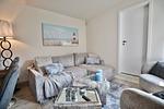Nautic Lounge – Beach Garden: Gemütliches Sofa mit maritimer Deko und stilvoller Einrichtung im Apartment Haffkrug. - Nautic Lounge - Beach Garden - Top-Hundeurlaub