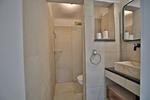 Nautic Lounge – Beach Garden: Helles, modernes Bad mit bodengleicher Dusche und Naturstein-Waschbecken in Haffkrug. - Nautic Lounge - Beach Garden - Top-Hundeurlaub