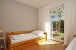 Schlafzimmer - FeWo Boddenkoje: Terrasse - Top-Hundeurlaub