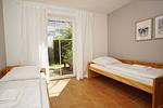 Schlafzimmer - FeWo Boddenkoje: Terrasse - Top-Hundeurlaub