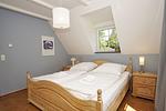 Schlafzimmer - FeWo Seekoje: Balkon - Top-Hundeurlaub