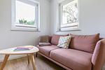 Gemütliches Wohnzimmer mit Sofa und Tisch - Boddenräuber 1 - Top-Hundeurlaub