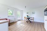 Moderne Küche mit Esstisch und Fenster - Boddenräuber 1 - Top-Hundeurlaub