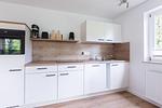 Moderne Küche mit Holzregalen und modernen Geräten - Boddenräuber 1 - Top-Hundeurlaub
