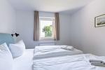 Helles Schlafzimmer mit zwei Betten - Boddenräuber 1 - Top-Hundeurlaub