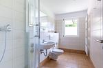 Helles Badezimmer mit Dusche und Waschbecken - Boddenräuber 1 - Top-Hundeurlaub