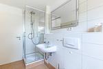 Badezimmer mit Dusche und Waschbecken - Boddenräuber 1 - Top-Hundeurlaub
