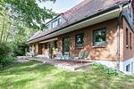Terrasse mit Sitzgelegenheiten in grüner Umgebung - Boddenräuber 1 - Top-Hundeurlaub