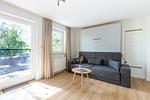 Wohnzimmer mit Sofa und Tisch - Boddenräuber 2 - Top-Hundeurlaub