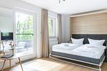 Helles Schlafzimmer mit Balkon - Boddenräuber 2 - Top-Hundeurlaub