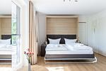 Helles Schlafzimmer mit Doppelbett und Nachttischen - Boddenräuber 2 - Top-Hundeurlaub