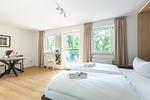 Helles Schlafzimmer mit zwei Einzelbetten - Boddenräuber 2 - Top-Hundeurlaub