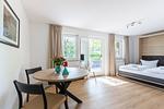 Helles Schlafzimmer mit Tisch und Bett - Boddenräuber 2 - Top-Hundeurlaub