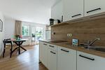 Küche mit Holzdetails und Tisch für zwei - Boddenräuber 2 - Top-Hundeurlaub