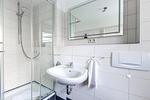 Modernes Badezimmer mit Dusche und Waschbecken - Boddenräuber 2 - Top-Hundeurlaub