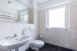 Helles Badezimmer mit modernem Waschbecken - Boddenräuber 2 - Top-Hundeurlaub