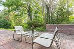 Terrasse mit Stühlen und Tisch im Grünen - Boddenräuber 2 - Top-Hundeurlaub