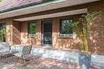 Terrasse mit modernen Sitzmöbeln und Blumentopf - Boddenräuber 2 - Top-Hundeurlaub
