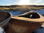 Holzboot am Strand bei Sonnenuntergang - Boddenräuber 2 - Top-Hundeurlaub