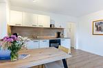 Moderne Küche mit Esstisch und Holzoberflächen - Boddenräuber 3 - Top-Hundeurlaub