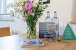 Küche mit gedecktem Tisch und Blumen - Boddenräuber 3 - Top-Hundeurlaub