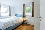 Helles Schlafzimmer mit Doppelbett - Boddenräuber 3 - Top-Hundeurlaub