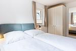 Schlafzimmer mit Doppelbett und Kleiderschrank - Boddenräuber 3 - Top-Hundeurlaub