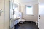Helles Badezimmer mit Dusche und Waschbecken - Boddenräuber 3 - Top-Hundeurlaub