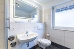 Badezimmer mit Waschbecken und Fenster - Boddenräuber 3 - Top-Hundeurlaub
